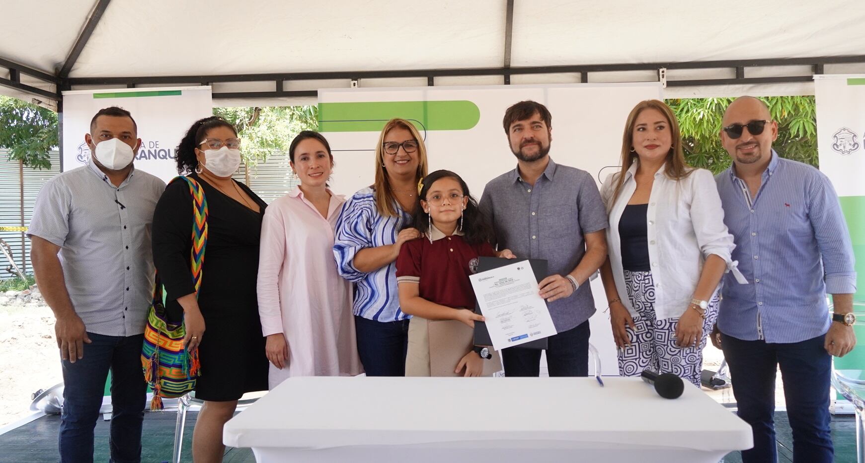 Maestros y estudiantes junto al alcalde de Barranquilla y la secretaria de Educación.