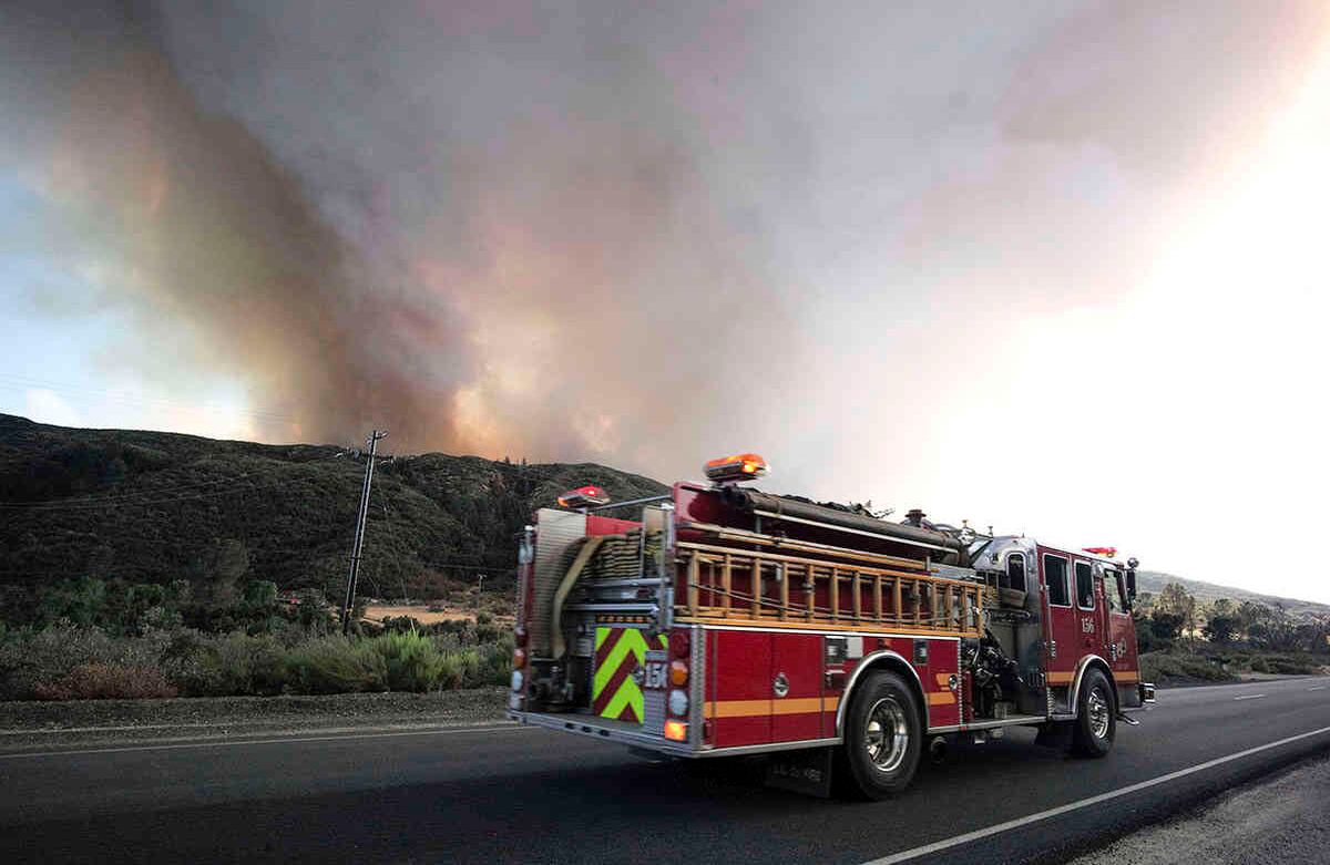 Un camión de bomberos del condado responde al incendio del lago, que ha crecido rápidamente a más de 10 mil acres al norte de Los Ángeles, el miércoles 12 de agosto de 2020. Foto: David Crane / The Orange County Register vía AP 
