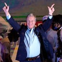 El candidato presidencial del Partido Republicano, José Antonio Kast, hace gestos a sus partidarios en la sede de su campaña luego de que cerraron las urnas y se anunciaron resultados parciales en Santiago, Chile, el domingo 21 de noviembre de 2021. (AP Foto/Esteban Felix)