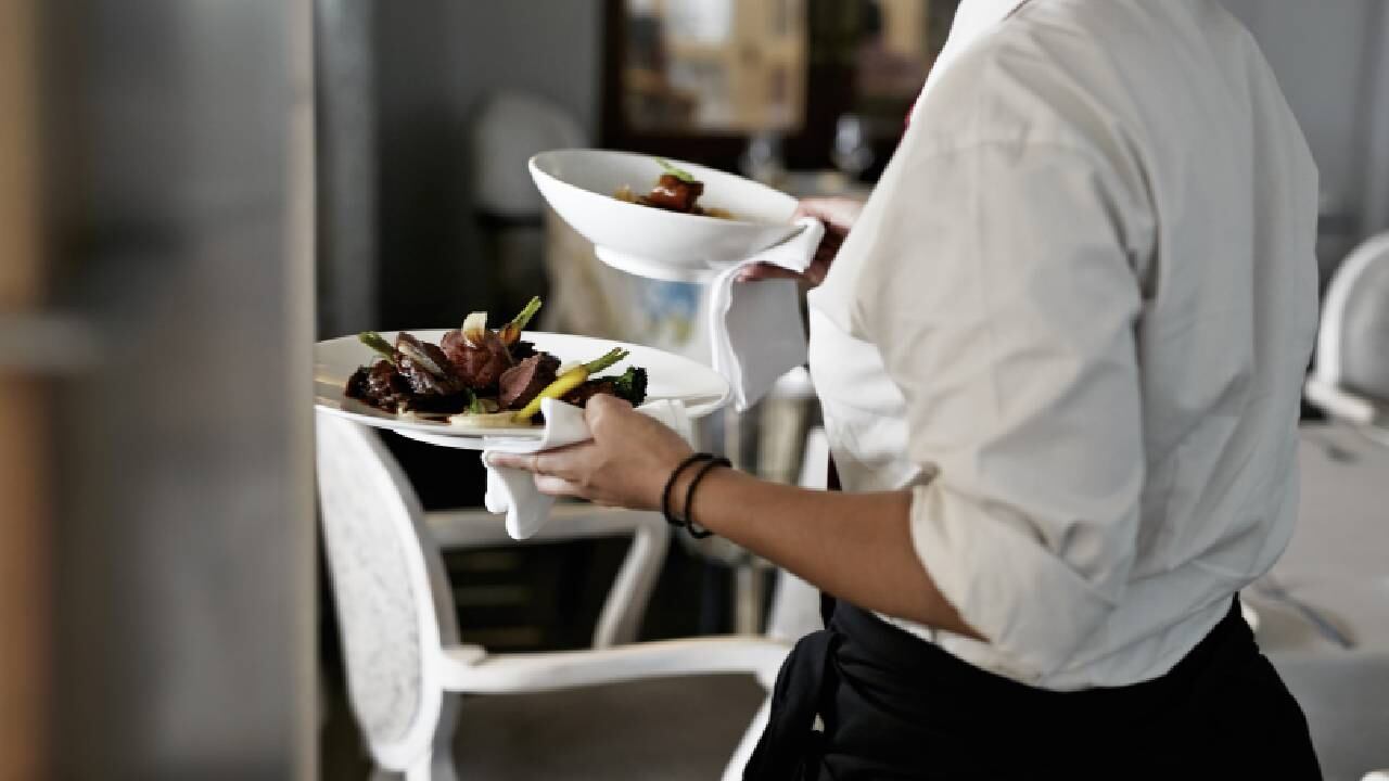 Los comensales sobre los que se quejó habían consumido más de 300.000 pesos colombianos (imagen de referencia de mesera).