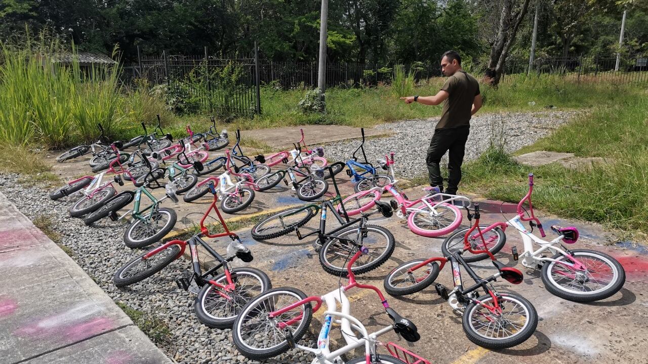 Bicicletas recicladas, la apuesta de un policía en Ibagué
