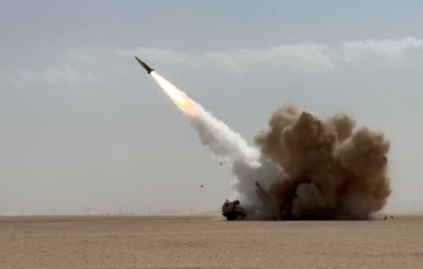 La posibilidad de atacar objetivos marítimos desde plataformas terrestres ocultas redefine el equilibrio operativo.