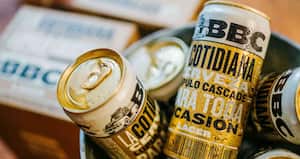 La nueva cerveza artesanal en lata ya se encuentra disponible en supermercados y almacenes de cadena. Cortesía BBC.