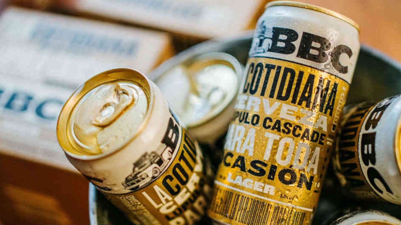 La nueva cerveza artesanal en lata ya se encuentra disponible en supermercados y almacenes de cadena. Cortesía BBC.