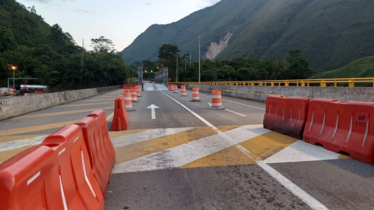 La vía al Llano permanecía cerrada debido a deslizamientos y caída de rocas.