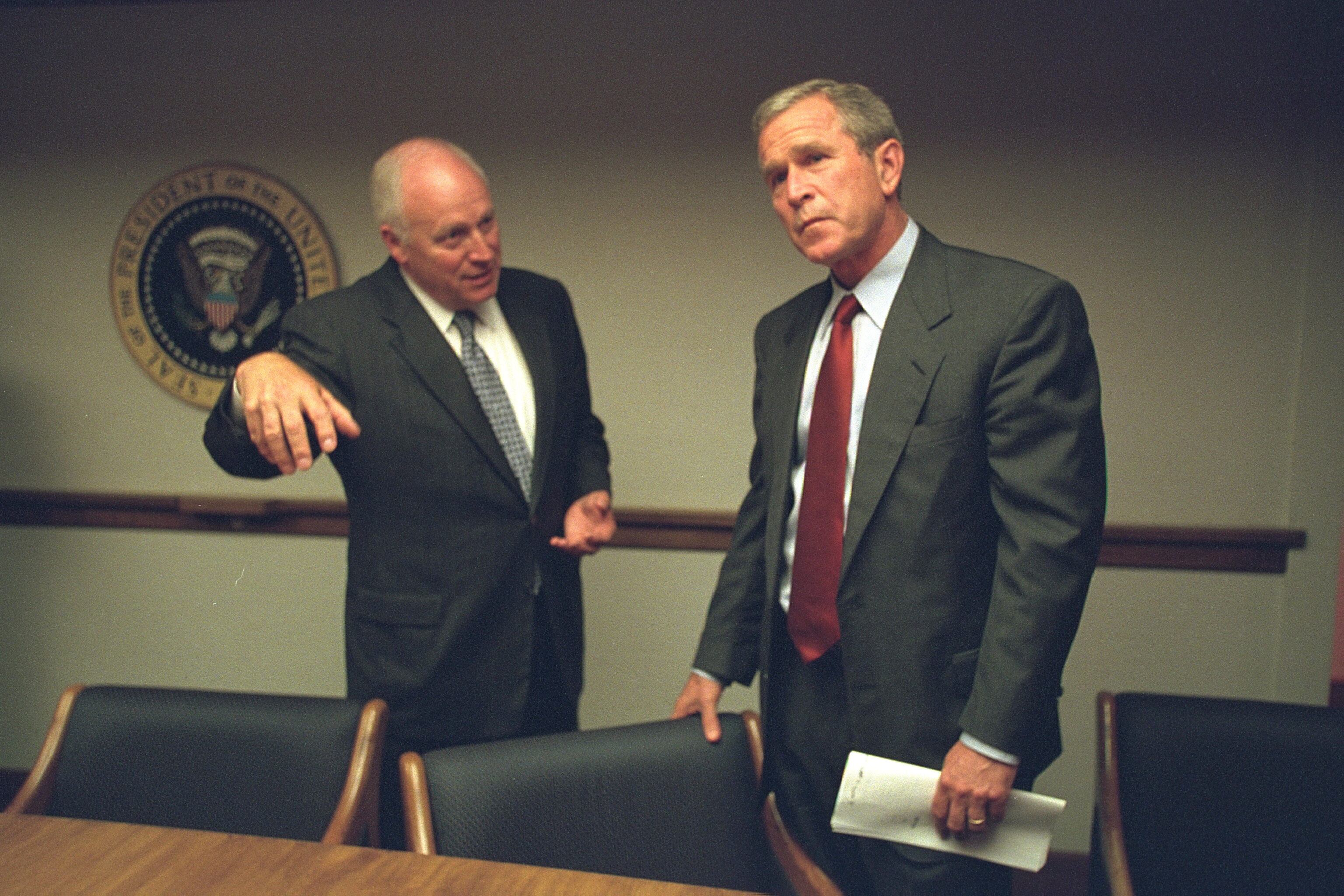 El vicepresidente Dick Cheney y el presidente George W. Bush se reúnen tras los atentados terroristas del 11 de septiembre de 2001