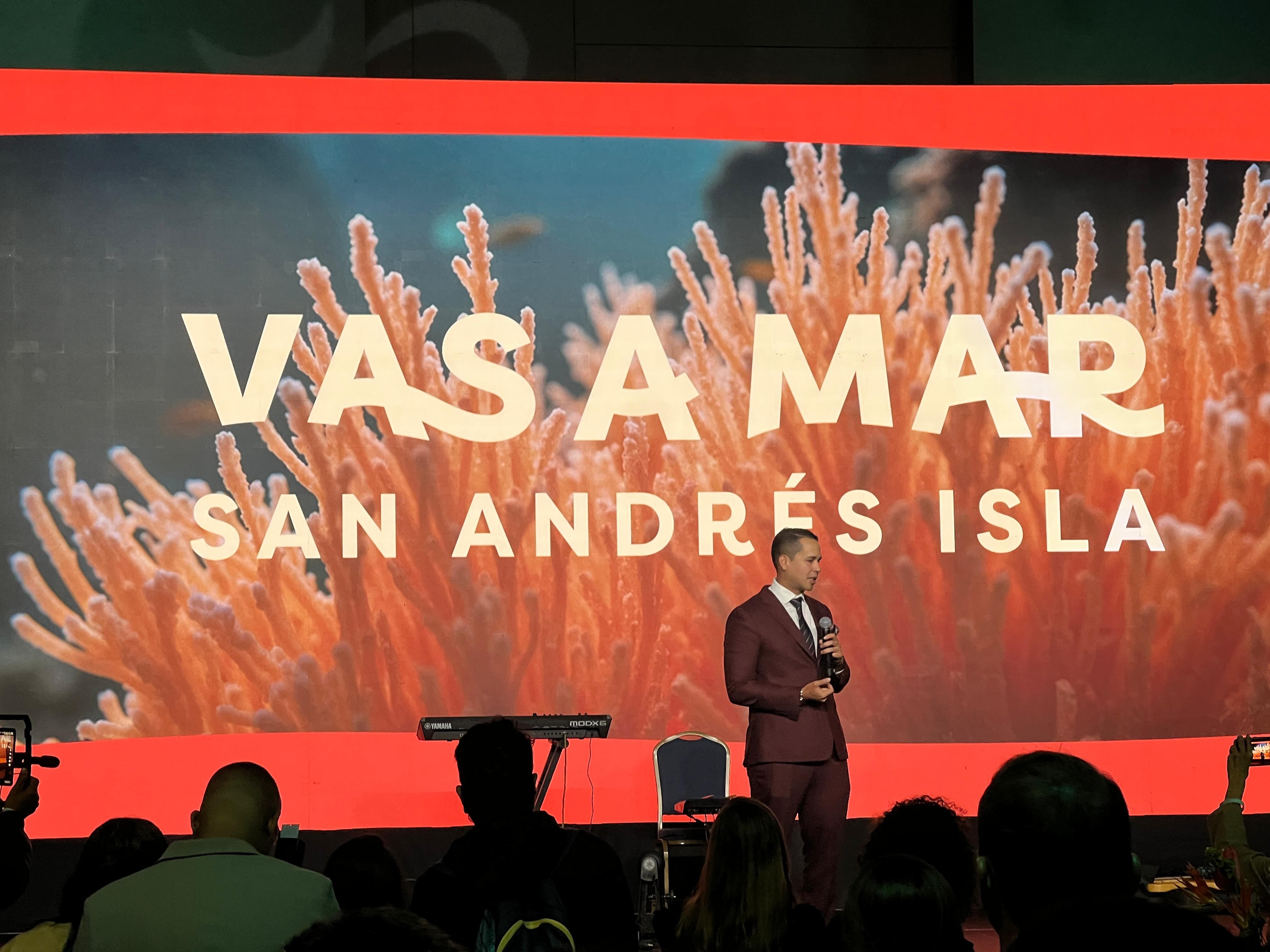 Nicolás Gallardo, gobernador del Archipiélago de San Andrés, Providencia y Santa Catalina, lidera la campaña Vas a Mar San Andrés Isla.