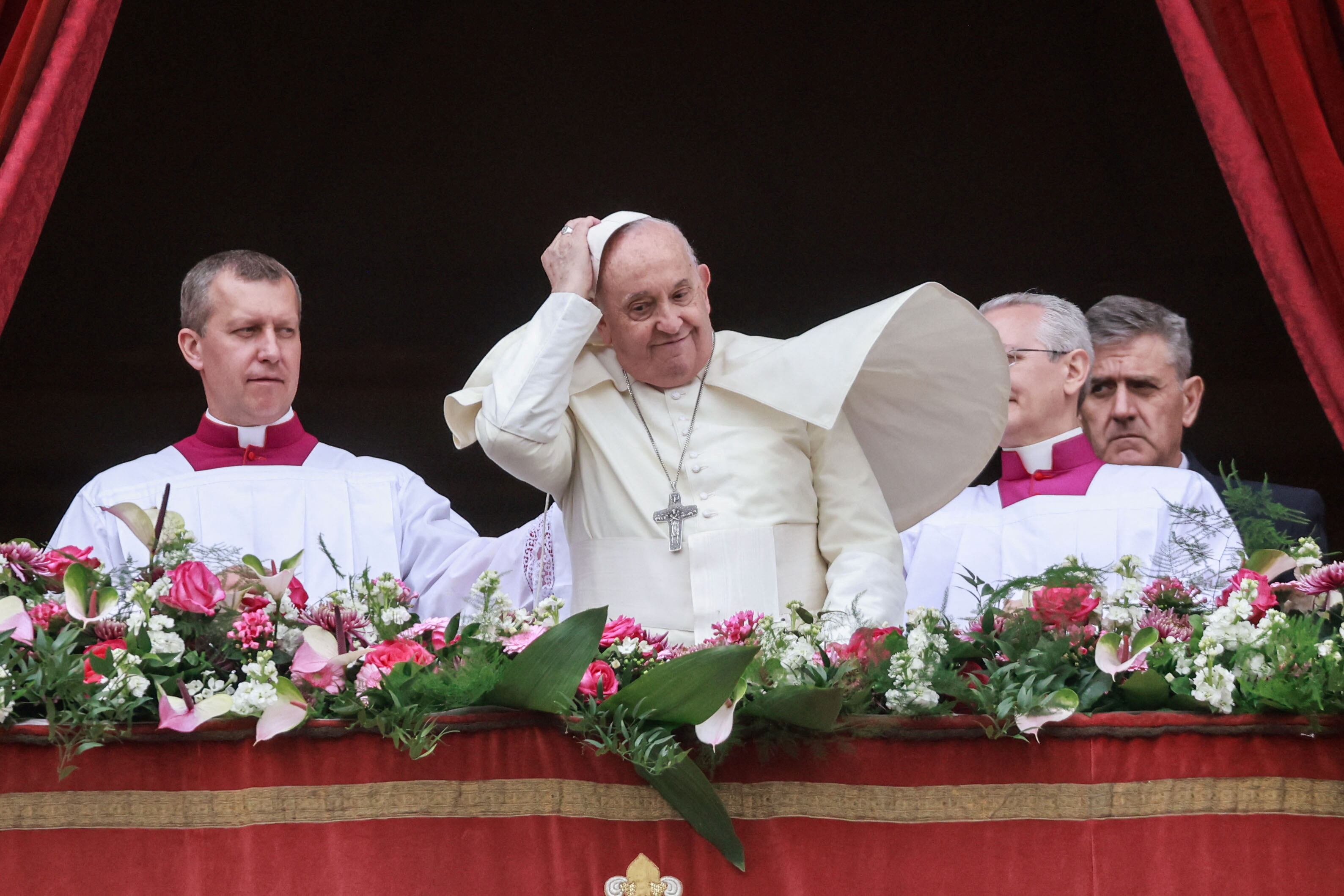 El Papa Francisco sostiene su zucchetto mientras pronuncia su mensaje "Urbi et Orbi" (a la ciudad y al mundo) en la Plaza de San Pedro, el domingo de Pascua, en el Vaticano el 31 de marzo de 2024.