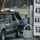 Si tiene dos carros, use el que le de más rendimiento de gasolina por el mayor tiempo posible.