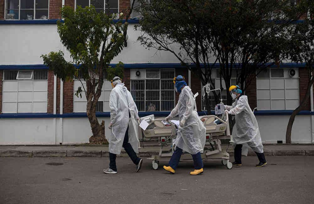 La alcaldesa Claudia López dijo que Bogotá ya no buscará aplazar el pico del contagio, sino enfrentarlo. Por eso habrá: cuarentena por localidades con renta básica, 120.000 pruebas y se entregarán 150.000 mercados y 550.000 transferencias económicas. 