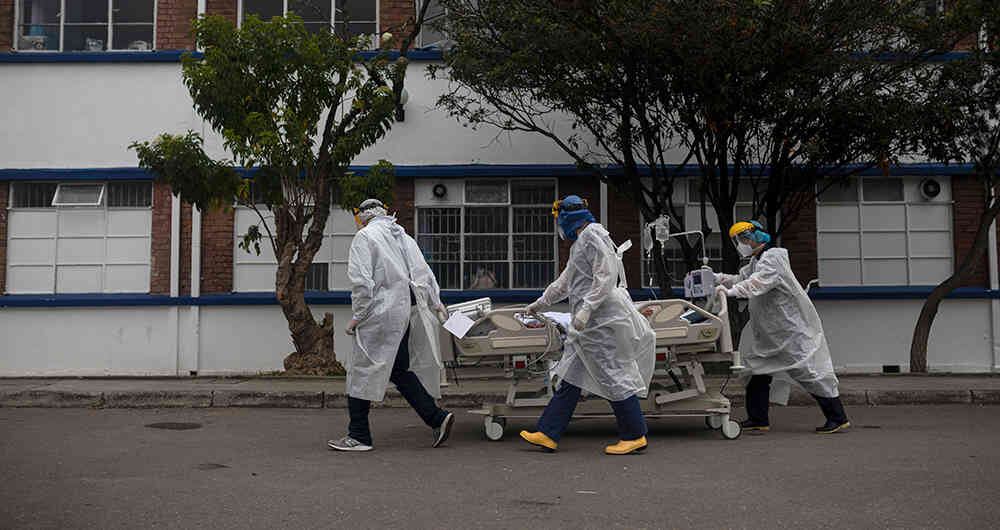 La alcaldesa Claudia López dijo que Bogotá ya no buscará aplazar el pico del contagio, sino enfrentarlo. Por eso habrá: cuarentena por localidades con renta básica, 120.000 pruebas y se entregarán 150.000 mercados y 550.000 transferencias económicas. 