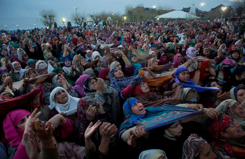 4 de abril - Musulmanes de Cachemira oran mientras el sacerdote principal exhibe una reliquia en el santuario de Hazratbal con motivo de Mehraj-u-Alam, que se cree que marca la ascensión del Profeta Muhammad al cielo. FOTO: Dar Yasin / AP