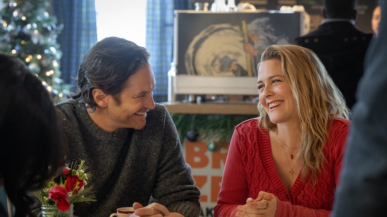 A Merry Little Ex-Mas. (L-R) Pierson Fodé as Chet and Alicia Silverstone as Kate in A Merry Little Ex-Mas. Cr. Marni Grossman/Netflix © 2025