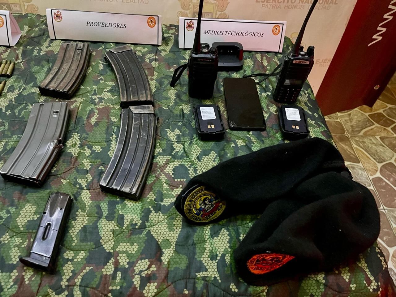 El Ejército incautó 2 fusiles, un arma corta, 10 proveedores y abundante material de guerra tras combates con disidencias de las Farc en Sevilla, Valle del Cauca.