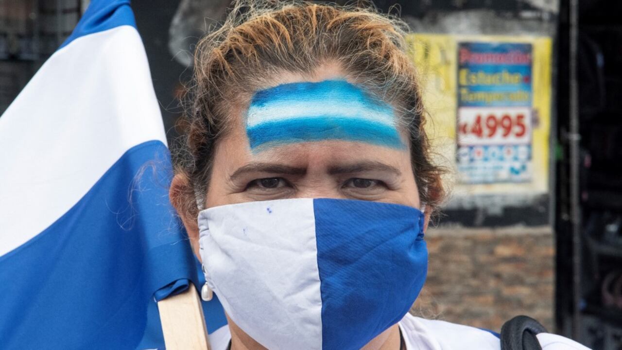 Un ciudadano nicaragüense exiliado en Costa Rica participa en una manifestación contra las elecciones en Nicaragua.