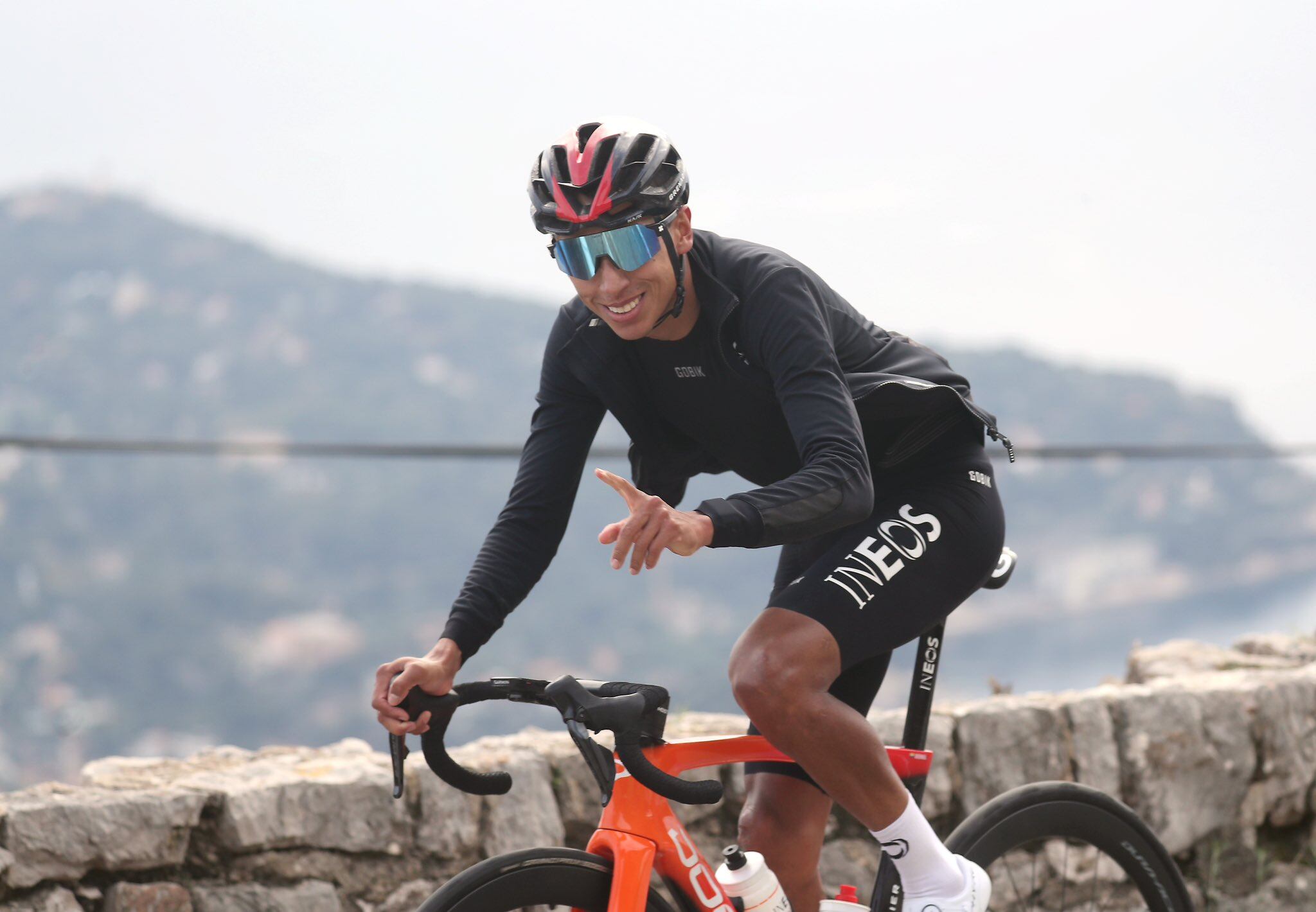Egan Bernal estaría entrenando tan solo días después de su fractura de clavícula.