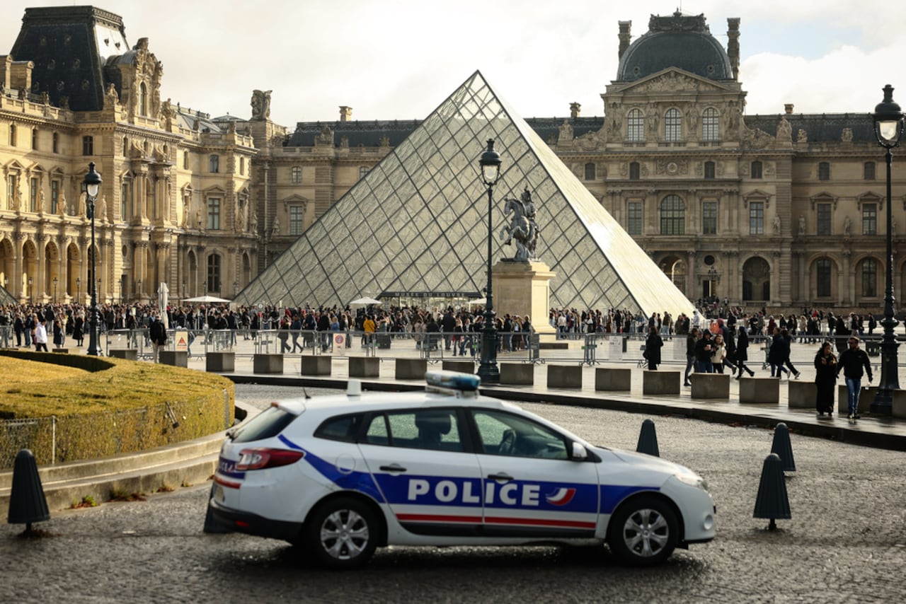 patrulla aparcado en el patio del Museo del Louvre, una semana después del robo, el domingo 26 de octubre de 2025 en París.