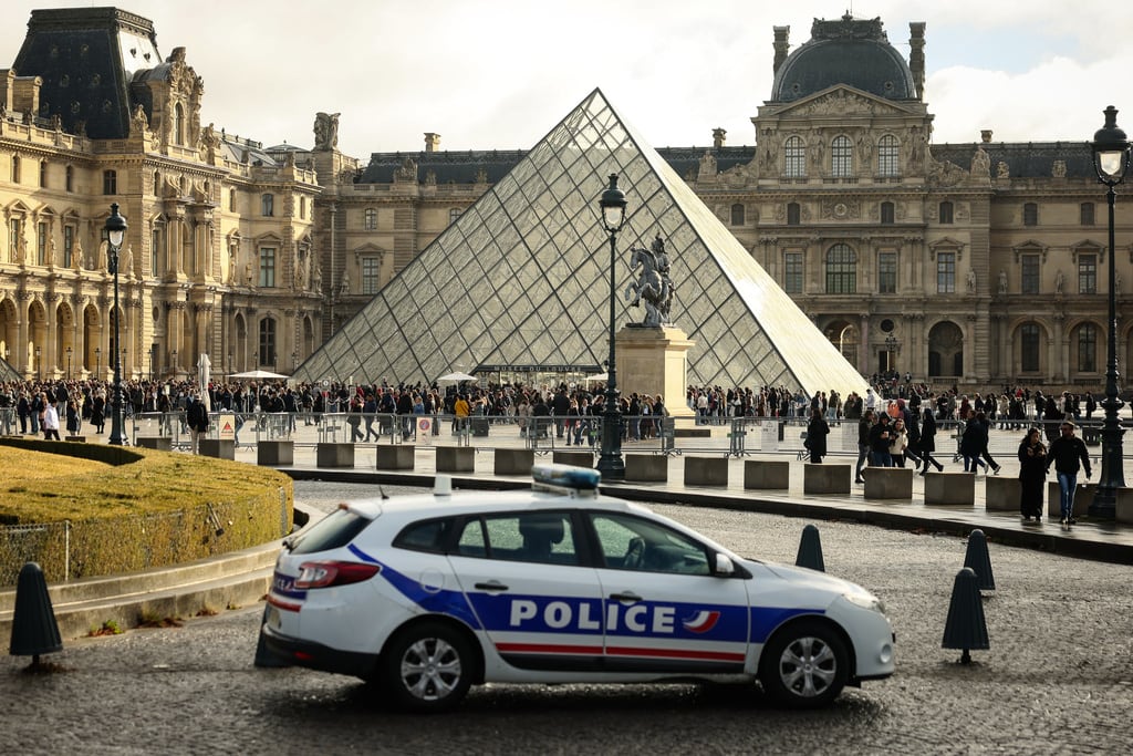 patrulla aparcado en el patio del Museo del Louvre, una semana después del robo, el domingo 26 de octubre de 2025 en París.