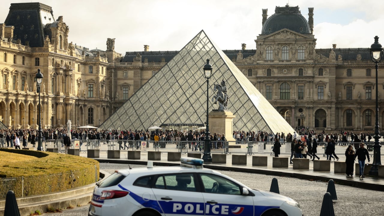 patrulla aparcado en el patio del Museo del Louvre, una semana después del robo, el domingo 26 de octubre de 2025 en París.