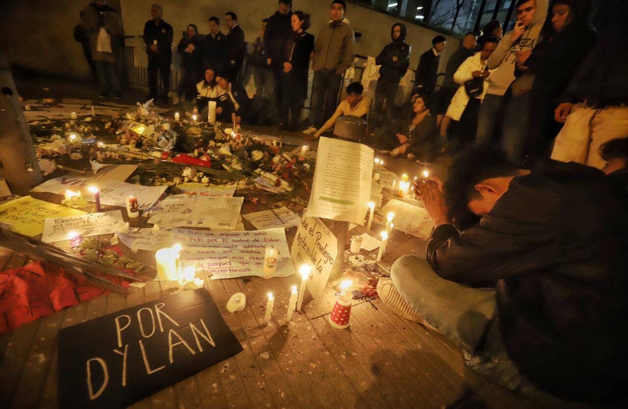 "Con pesar informarnos, que no obstante la atención brindada durante estos días, en nuestra Unidad de Cuidados Intensivos, Dilan Cruz, en razón a su estado clínico, acaba de fallecer. Nuestros sentimientos solidarios de pésame a su familia y personas cercanas a él", informó el hospital San Ignacio. FOTO:  Diana Rey Melo / SEMANA