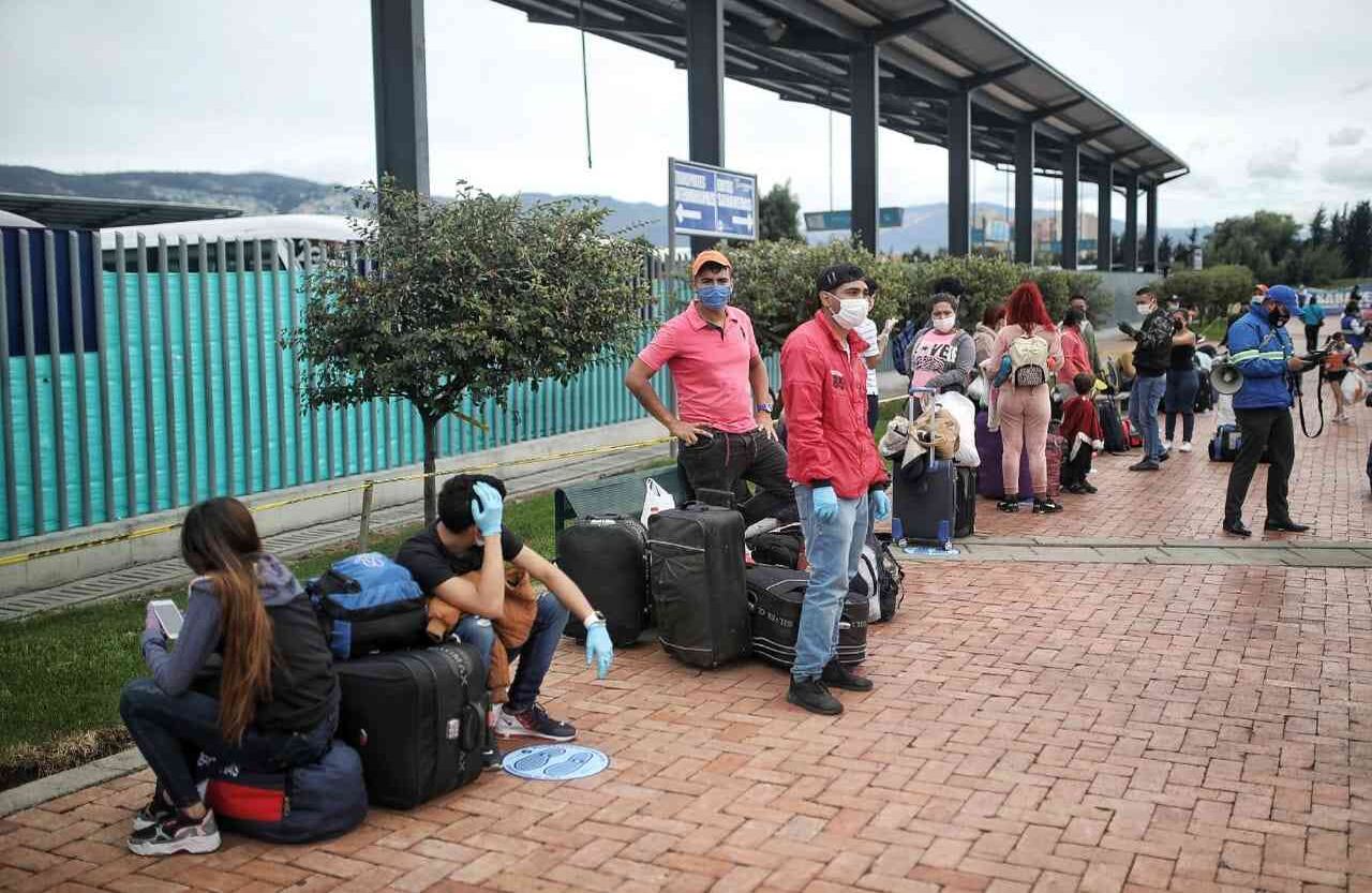 Bajo el sol y la lluvia los venezolanos esperan buses en la terminal del norte. Foto: Esteban Vega/SEMANA