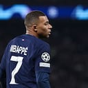El delantero francés del Paris Saint-Germain, Kylian Mbappé, observa durante la primera ronda de la Liga de Campeones de la UEFA, día 5, partido de fútbol del Grupo F entre el Paris Saint-Germain (PSG) y el Newcastle United el 28 de noviembre de 2023 en el Parc des Estadio de los Príncipes de París (Foto de FRANCK FIFE / AFP)