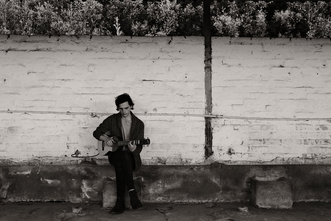 Lucas Hill lanza su nuevo álbum ‘El sol sale también’