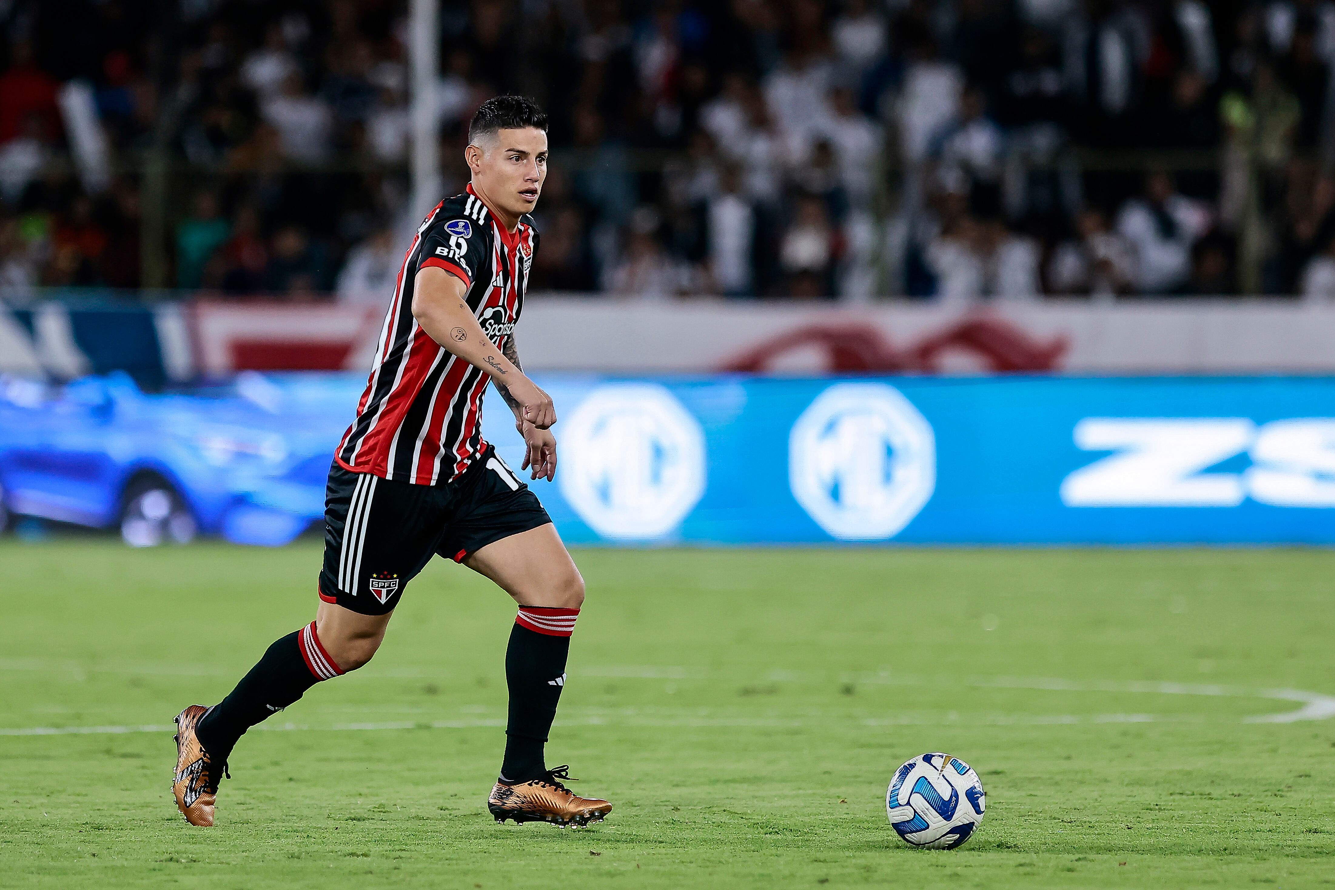 QUITO, ECUADOR - AUGUST 24: James Rodríguez of Sao Paulo controls the ball during the Copa CONMEBOL Libertadores 2023 Quarterfinal first leg match between LDU Quito and Sao Paulo at Rodrigo Paz Delgado Stadium on August 24, 2023 in Quito, Ecuador. (Photo by Franklin Jacome/Getty Images)