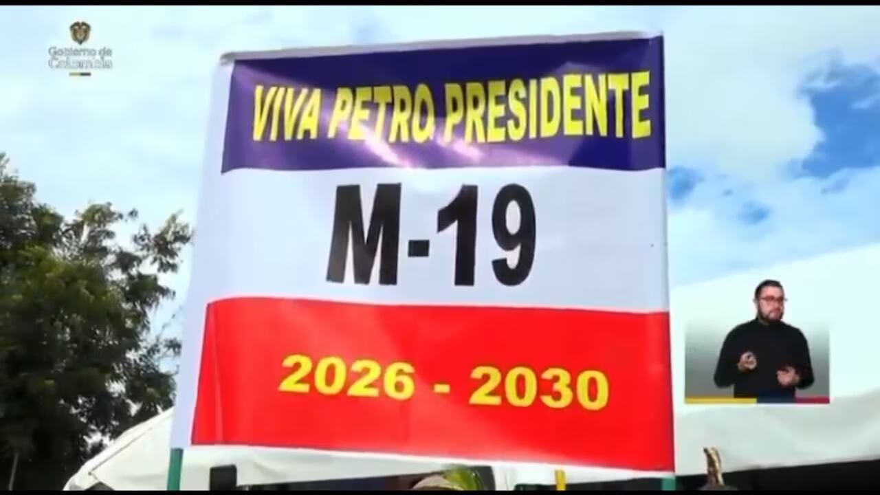 El presidente Gustavo Petro defendió la presencia de una bandera del M-19 durante un evento en El Chicoral, Tolima