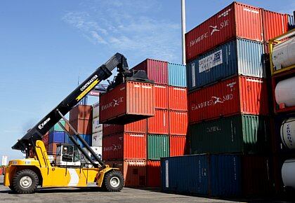 El TLC entre Colombia y Estados Unidos comenzó a aplicarse el 15 de mayo de 2012, tras varios años de negociaciones y debates en ambos países.