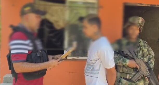 Momento en el que uno de los presuntos miembros de las AGC es capturado