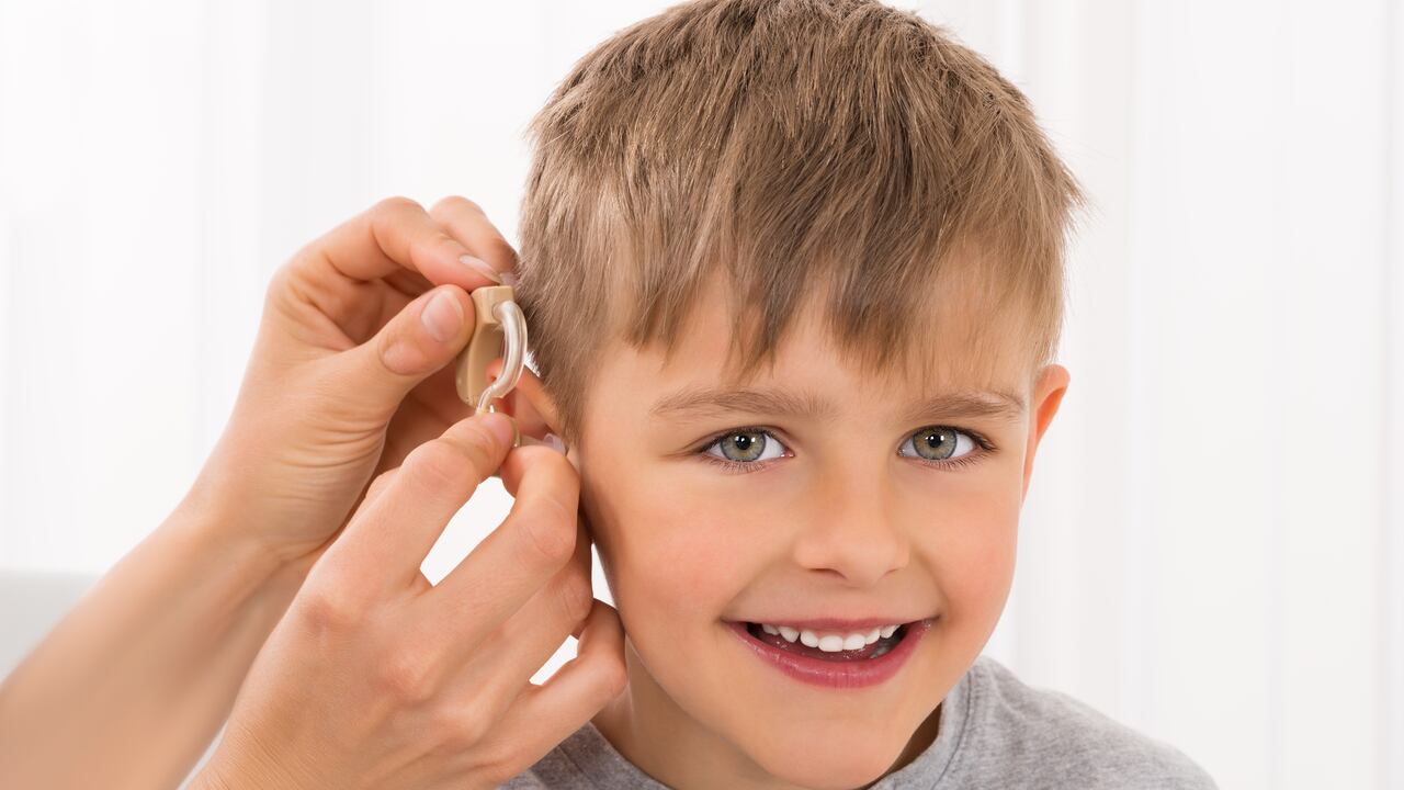 A un niño le adaptan un dispositivo auditivo. Imagen de referencia. Foto: Getty Images