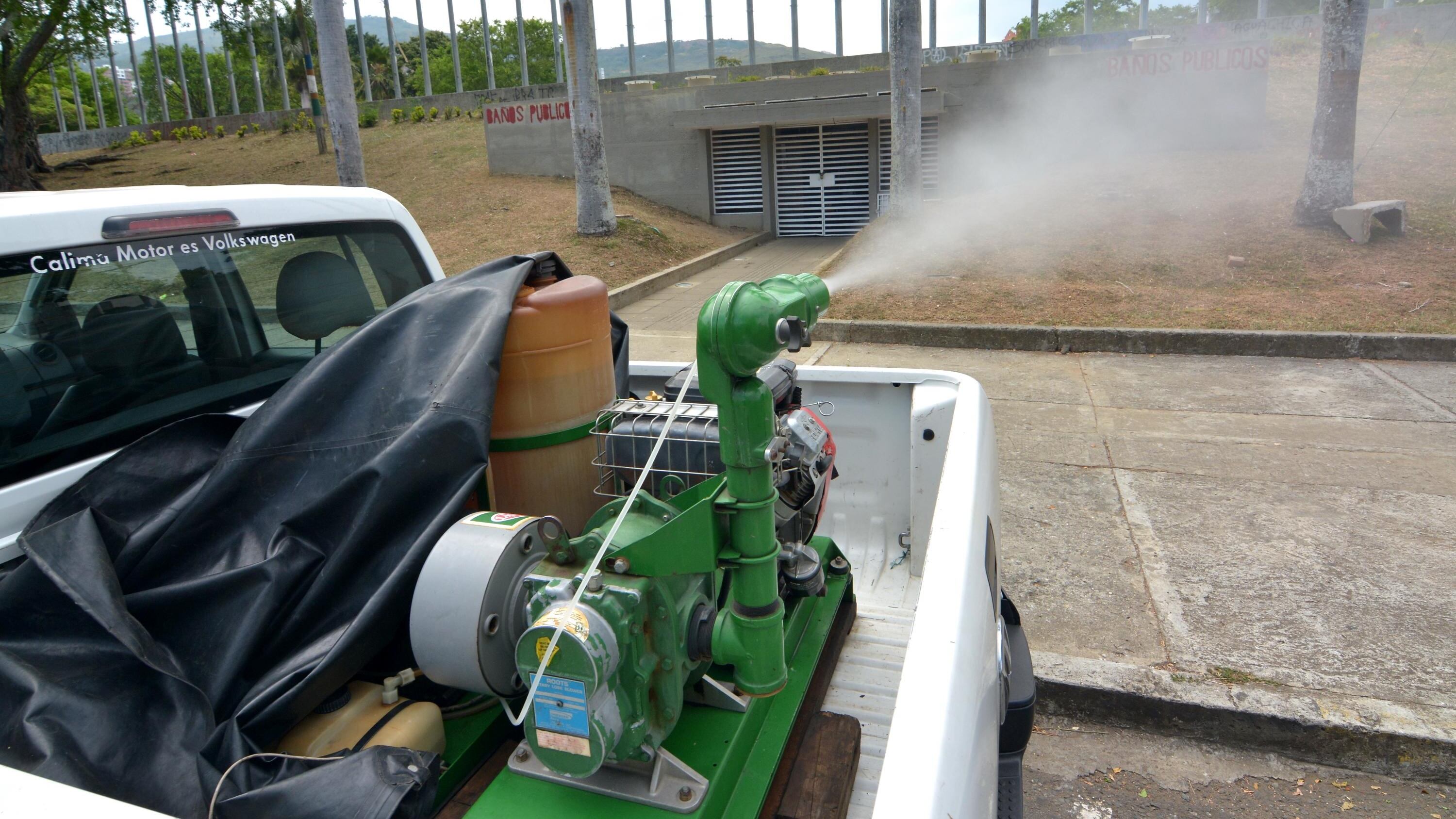 Para controlar el crecimiento del Aedes aegypti, zancudo transmisor del dengue, la Secretaría de Salud de Cali se sirve de 3 máquinas pesadas para tareas de fumigación en todas las comunas de la ciudad.