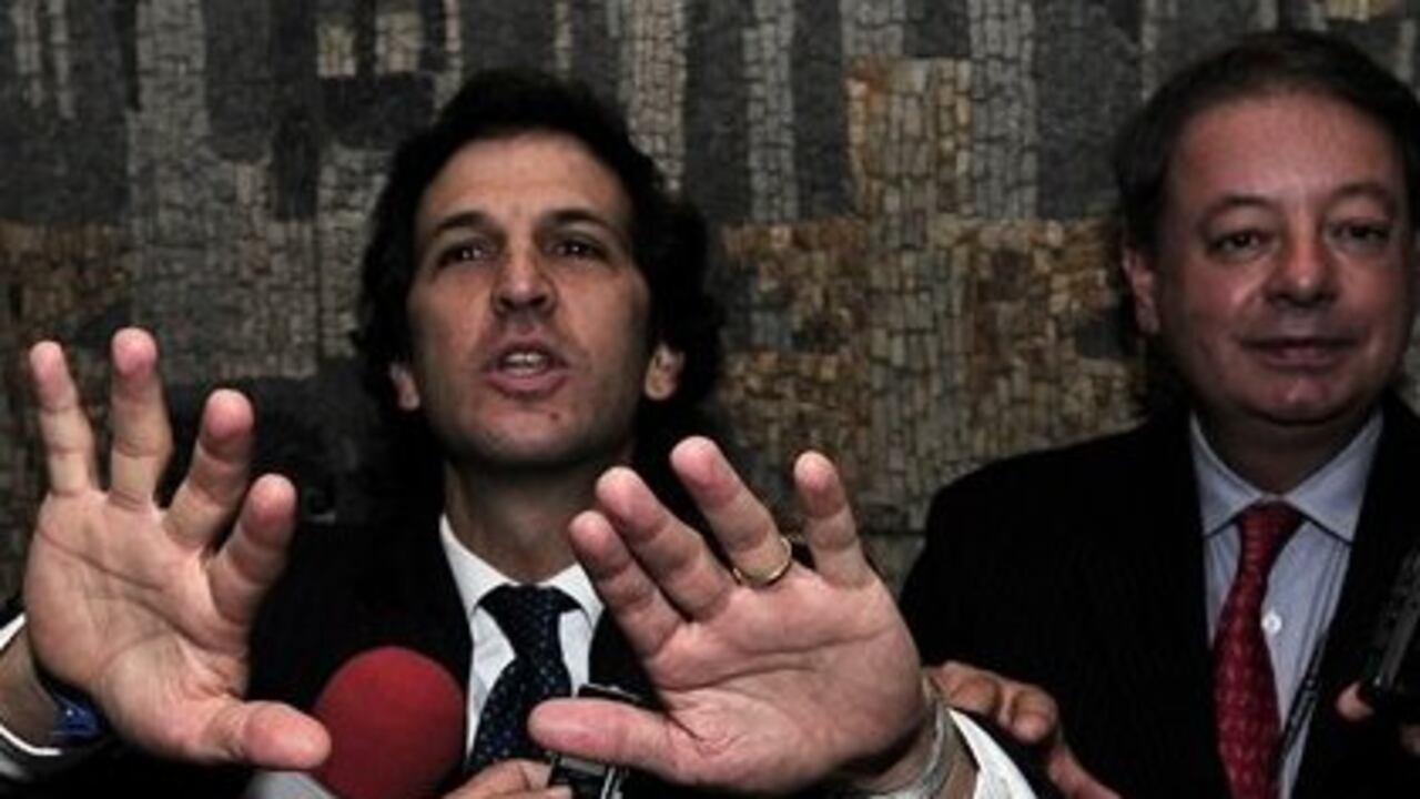 El canciller, Jamie Bermúdez, minutos antes de ingresar a la reunión. Atrás, el mindefensa, Gabriel Silva.