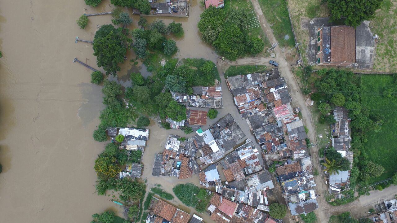 Este viernes el río Cauca subió considerablemente de nivel e inundó varias manzanas de los sectores Puerto Nuevo, La Playita y Los Tubos.