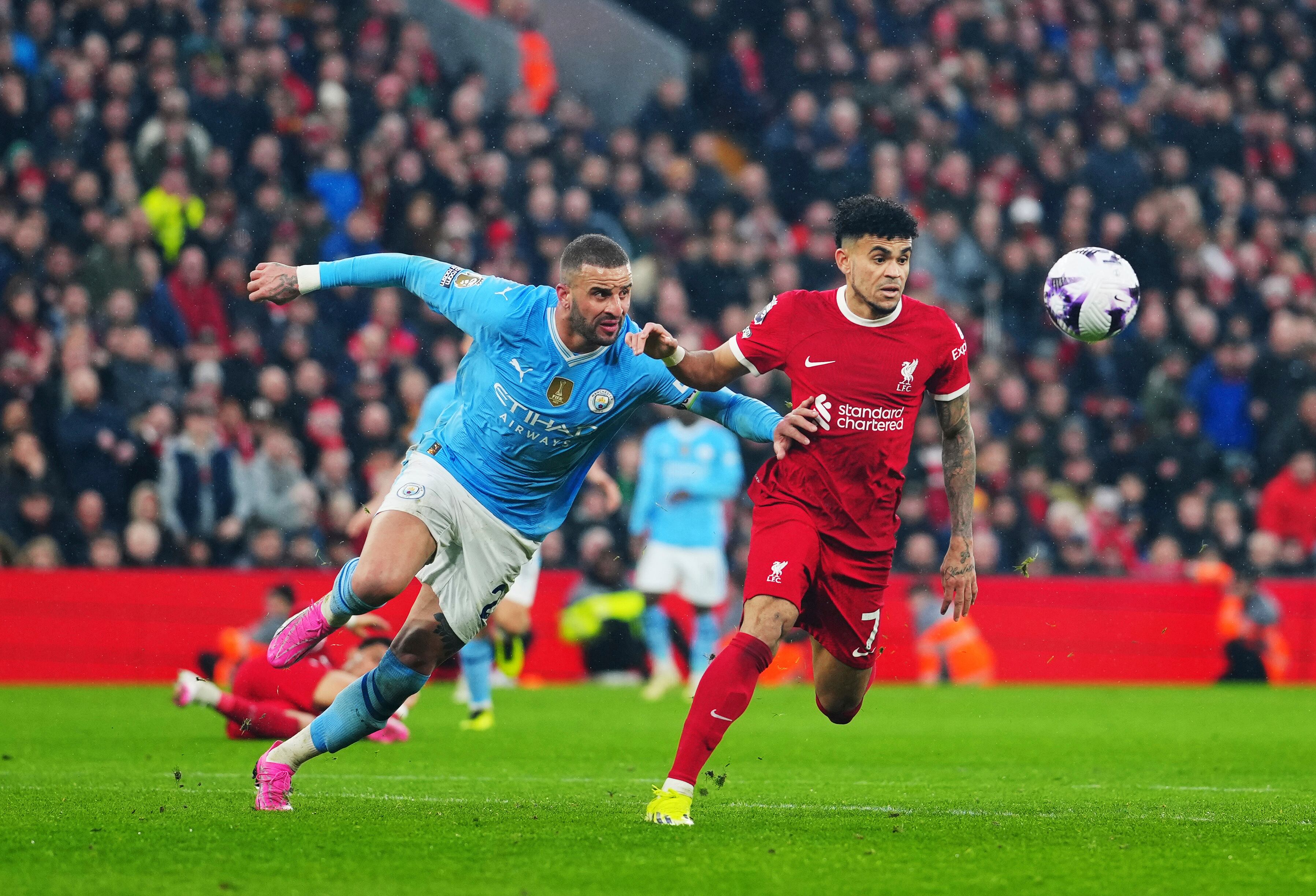 Kyle Walker del Manchester City, izquierda, y Luis Díaz del Liverpool luchan por el balón durante el partido de fútbol de la Liga Premier inglesa entre Liverpool y Manchester City, en el estadio Anfield de Liverpool, Inglaterra, el domingo 10 de marzo de 2024.