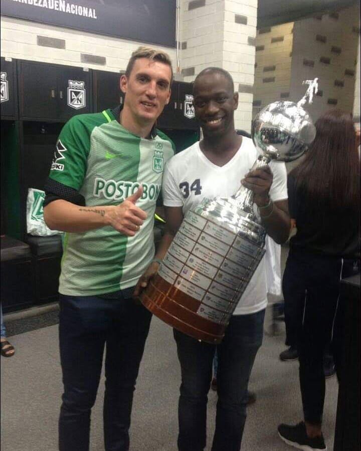Juan Esteban Mosquera junto a Franco Armani en la celebración de la Copa Libertadores 2016