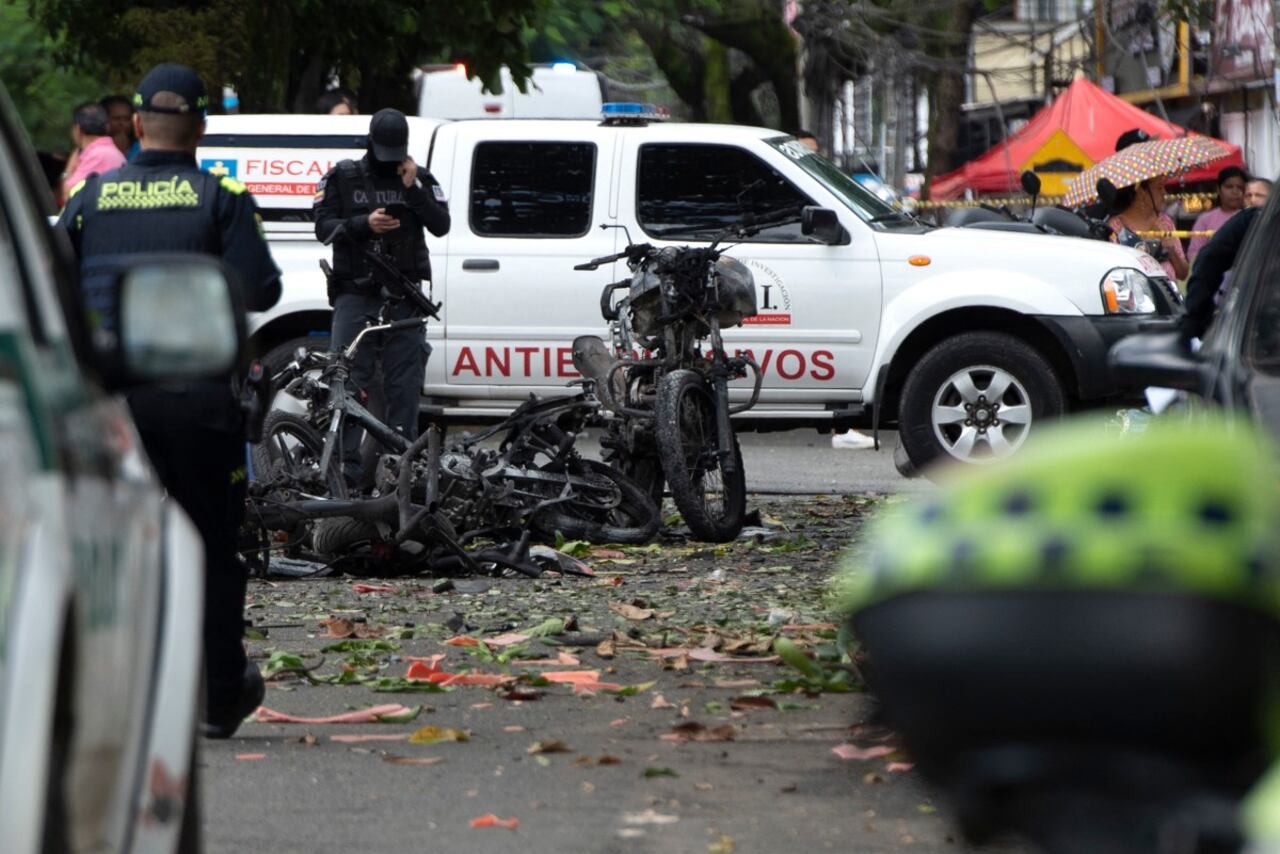 Agentes de policía trabajan en el lugar de una explosión dirigida a una comisaría en Cali, Colombia, el 10 de junio de 2025