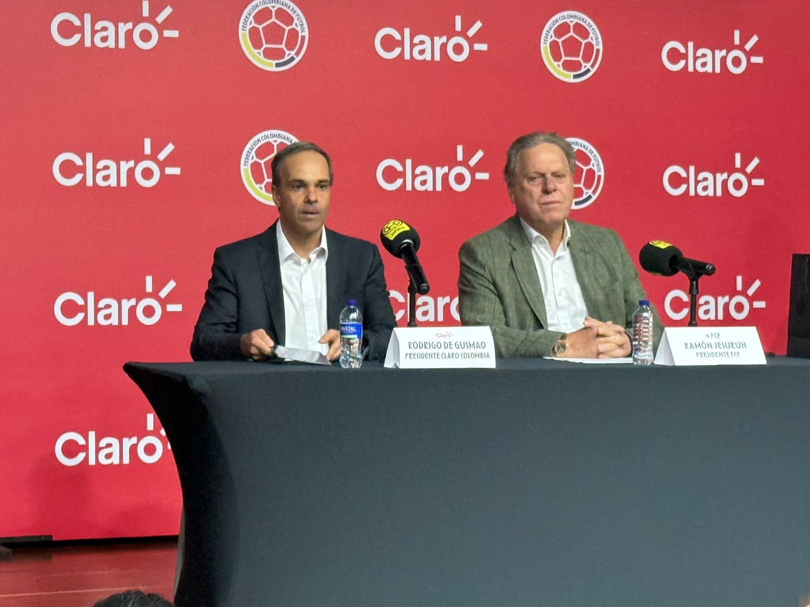 Ramon Jesurún, presidente de la Federación Colombiana de Fútbol y Rodrigo de Gusmao, presidente de Claro Colombia.