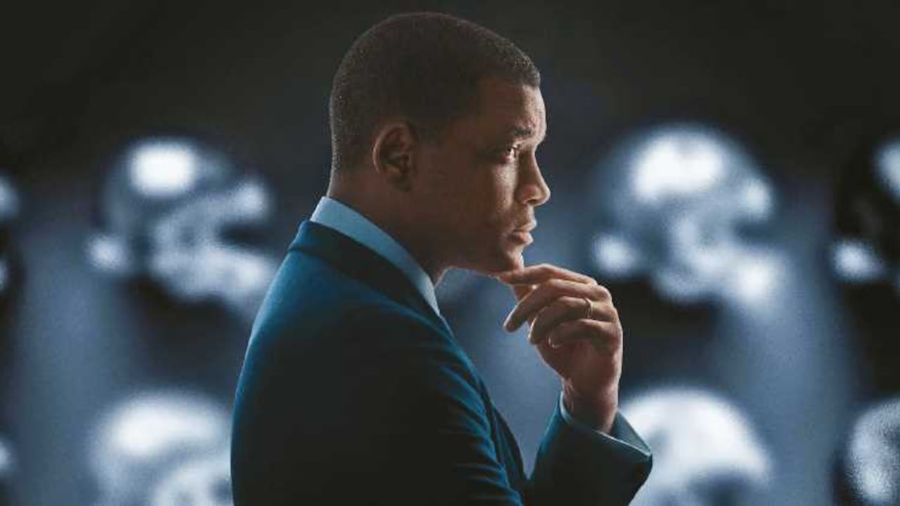 Will Smith representa al médico Bennet Omalu, quien intenta investigar la muerte de un célebre jugador de fútbol.