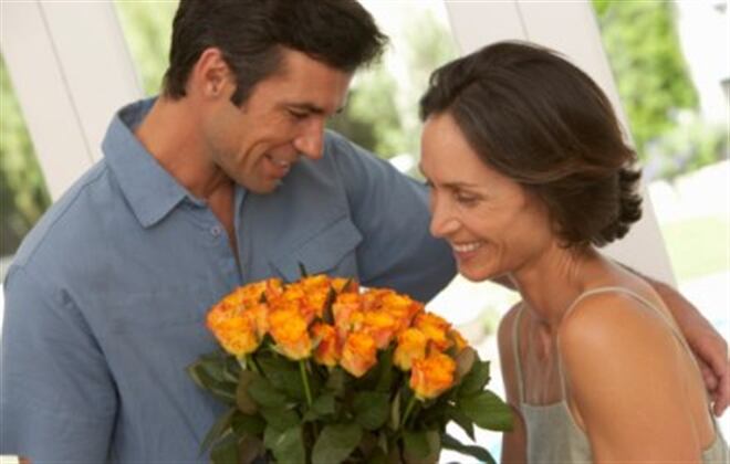 Pareja de enamorados con un ramo de flores, foto: Thinkstock