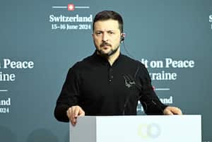 La presidenta suiza Viola Amherd (i) y el presidente ucraniano Volodymyr Zelenskyy (d) hablan durante una conferencia de prensa conjunta dentro de la Cumbre de Paz de Ucrania en Burgenstock, Nidwalden, Suiza.