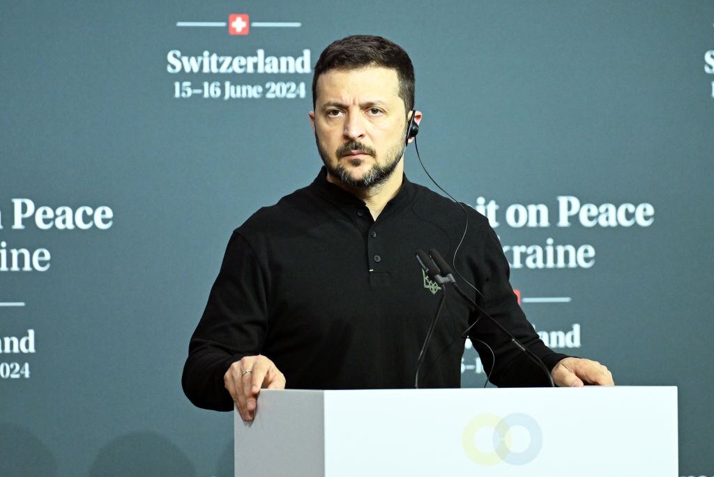 La presidenta suiza Viola Amherd (i) y el presidente ucraniano Volodymyr Zelenskyy (d) hablan durante una conferencia de prensa conjunta dentro de la Cumbre de Paz de Ucrania en Burgenstock, Nidwalden, Suiza.