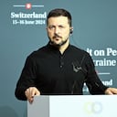 La presidenta suiza Viola Amherd (i) y el presidente ucraniano Volodymyr Zelenskyy (d) hablan durante una conferencia de prensa conjunta dentro de la Cumbre de Paz de Ucrania en Burgenstock, Nidwalden, Suiza.