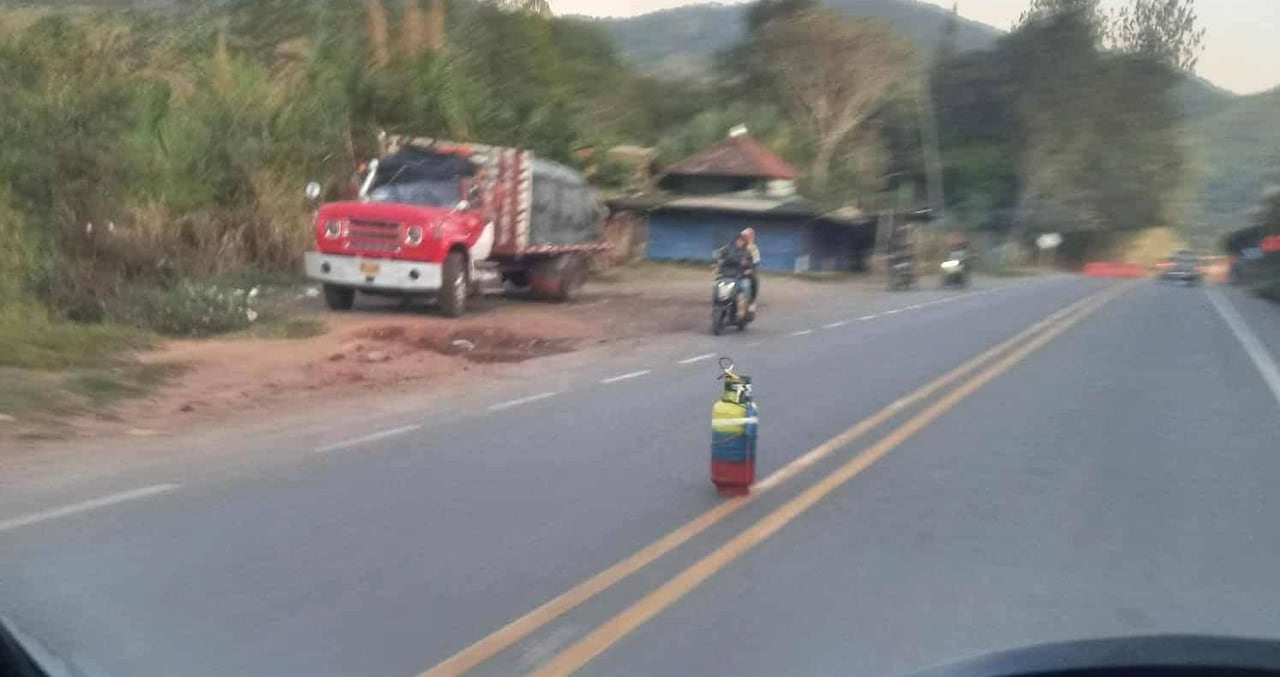 No hay paso de vehículo entre Popayán, tars la ubicación de un cilindro de gas propano, al parecer con explosivo, en el sector de Mondomo de la vía Panamericana.