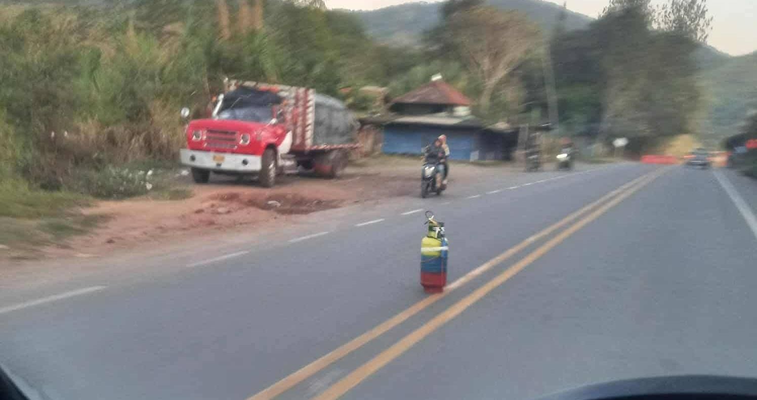 No hay paso de vehículo entre Popayán, tars la ubicación de un cilindro de gas propano, al parecer con explosivo, en el sector de Mondomo de la vía Panamericana.