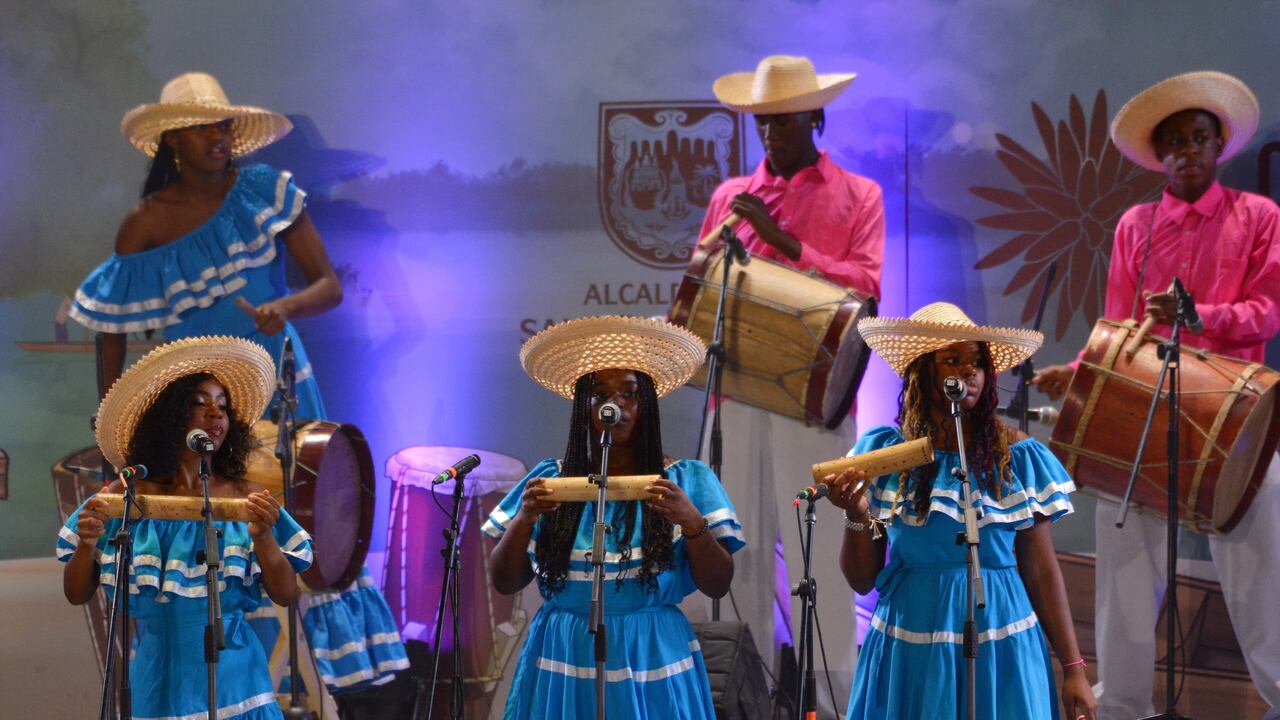 Al ritmo del currulaos, bunde, alabaos y otros sonidos, arrancó la edición XXVIII del Festival de Música del Pacífico Petronio Álvarez. Foto Jorge Orozco / El País