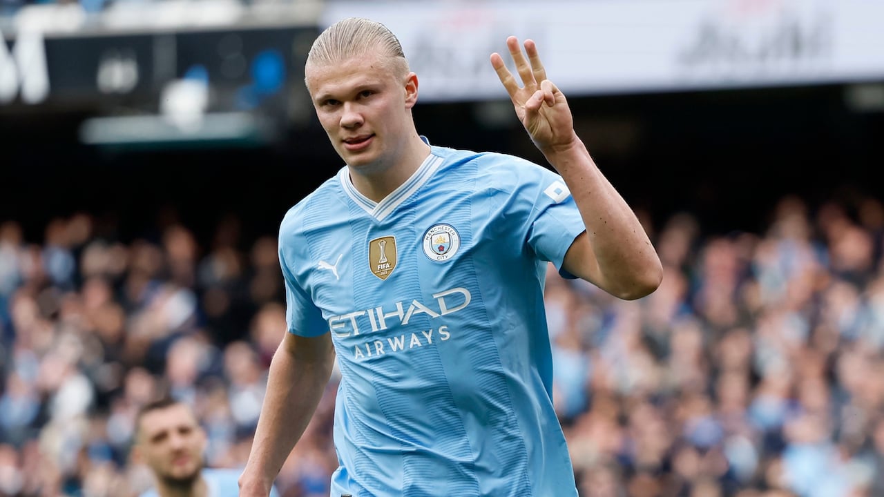 Erling Haaland, del Manchester City, celebra después de marcar su tercer gol del partido de la Liga Premier de Inglaterra entre Manchester City y Wolverhampton Wanderers en el Estadio Etihad, en Manchester, Inglaterra, el sábado 4 de mayo de 2024. (Richard Sellers/PA vía AP)