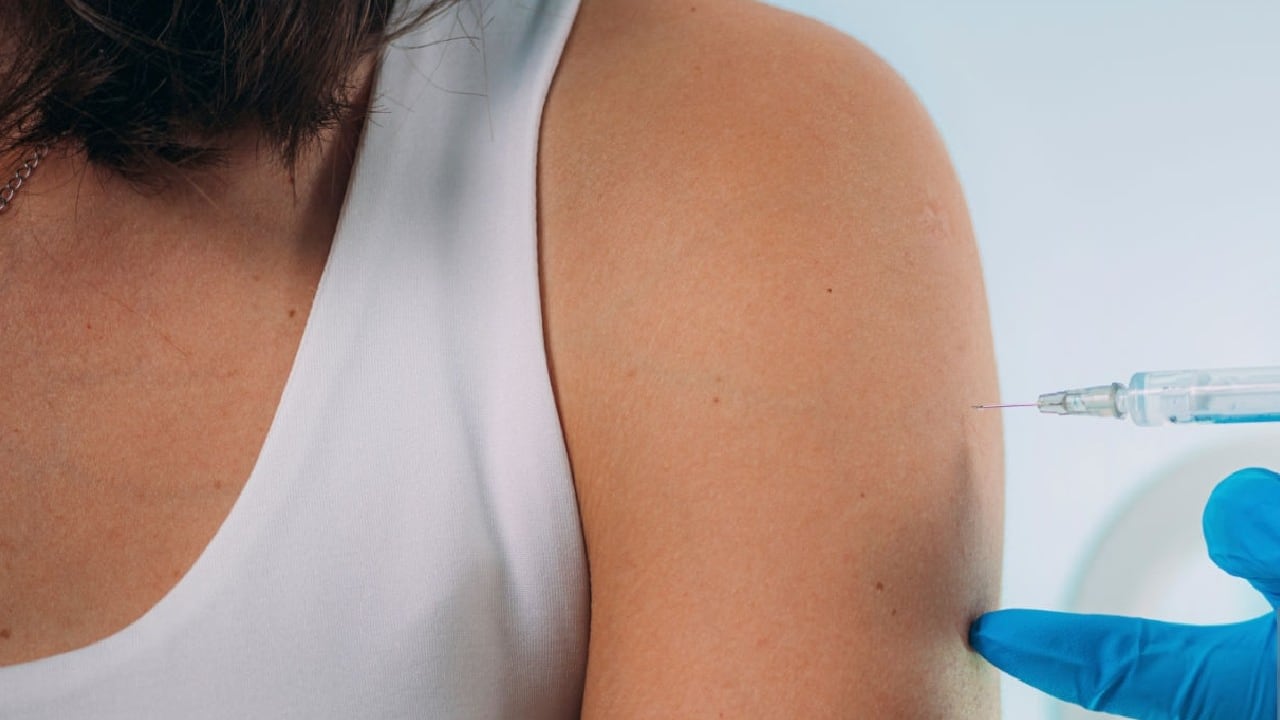 La vacuna sigue siendo la estrategia más eficiente para evitar picos de contagios y muertes