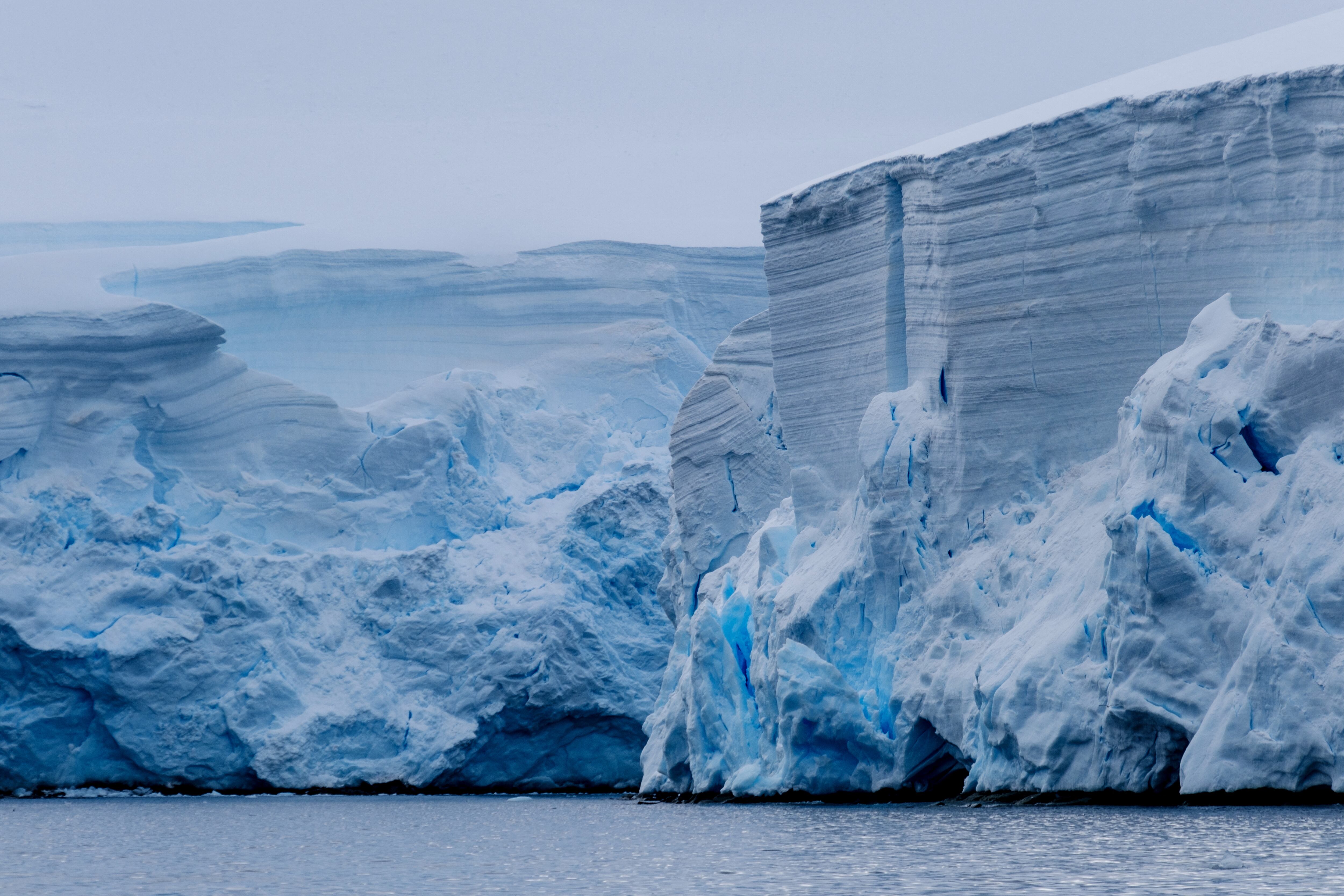 Esta fotografía, publicada el 20 de agosto de 2025 por la Universidad de Santiago USACH, muestra una vista de la Antártida durante un estudio liderado por un equipo de científicos chilenos de la Universidad de Santiago con investigadores de Países Bajos y Alemania para determinar la presencia de metales pesados ​​en la Antártida debido al aumento del turismo en la zona. (Foto de José Jorquera / Universidad de Santiago USACH / AFP)